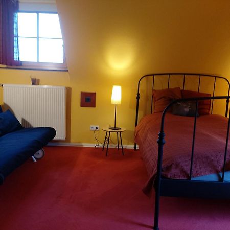 Kemenate Zimmer Gechaichnishof 7Born Maring-Noviand Экстерьер фото